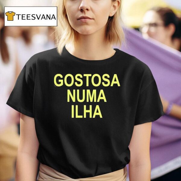 Gostosa Numa Ilha T Shirt