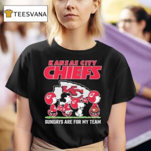 Snoopy And Charlie Brown The Peanuts Kansas City Chiefs Sundays Are For My Team T Shirt